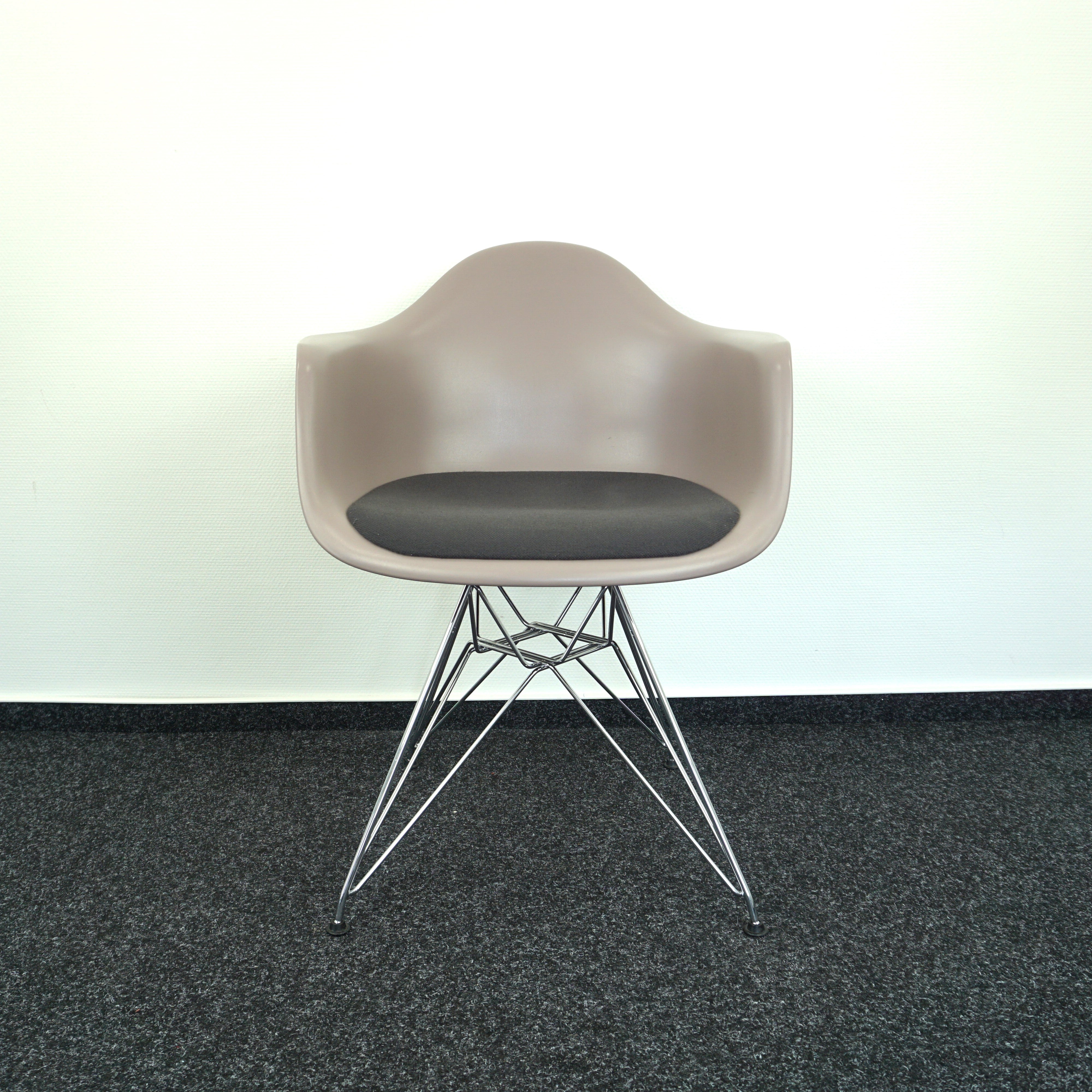 Vitra Eames Armchair DAR Designstuhl Grau Vorderseite