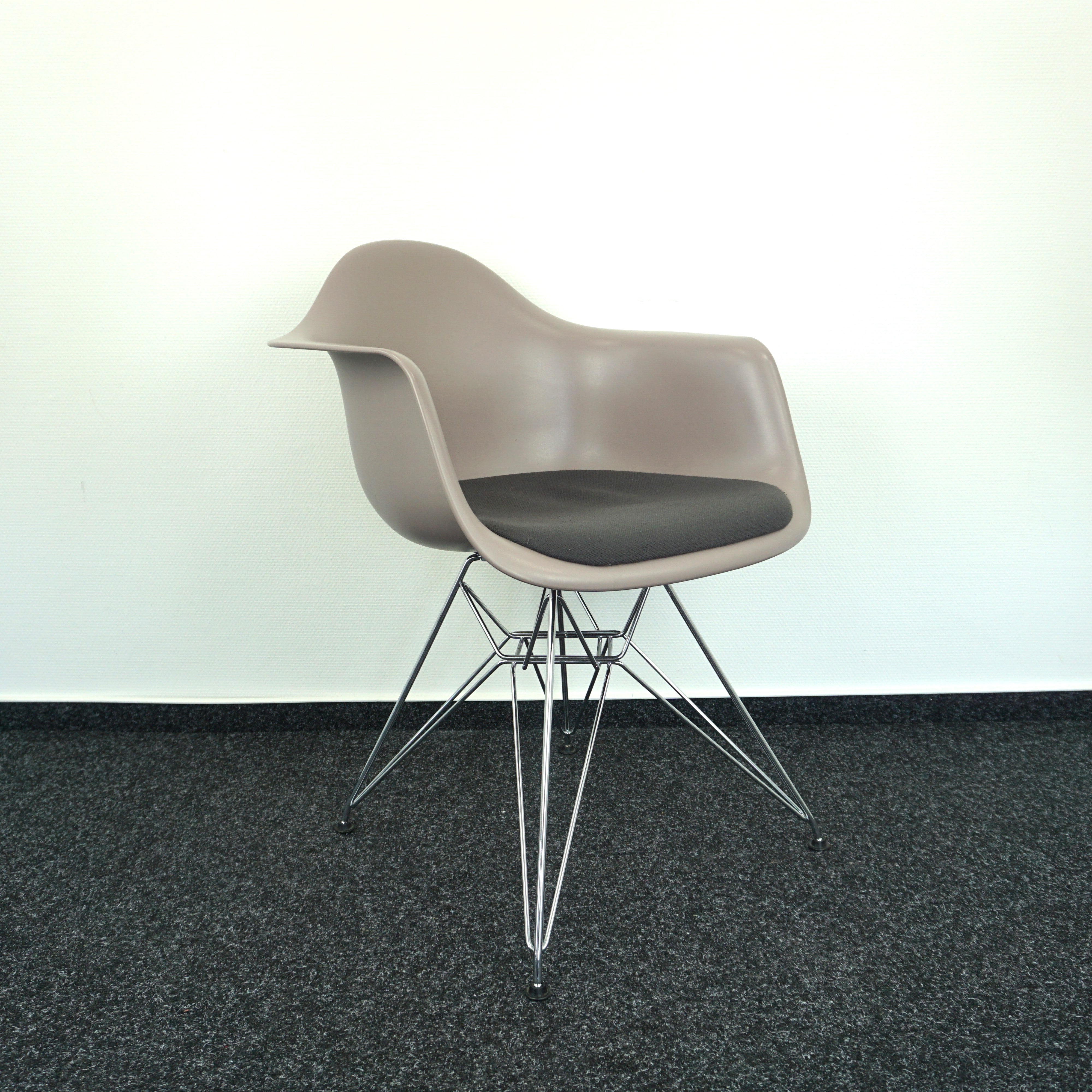 Vitra Eames Armchair DAR Designstuhl Grau Seitenansicht