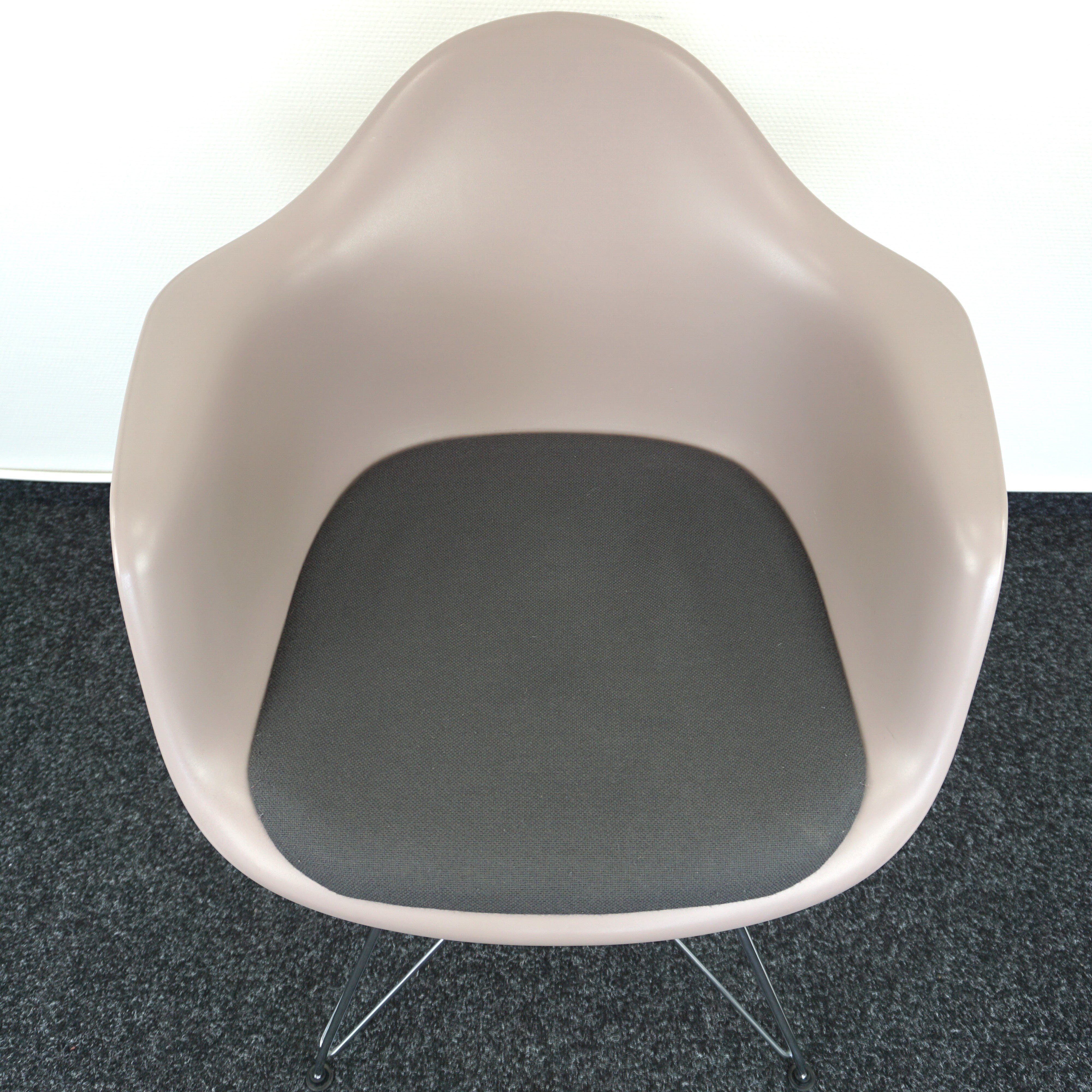 Vitra Eames Armchair DAR Designstuhl Grau Sitz mit dunkelgrauem Kissen