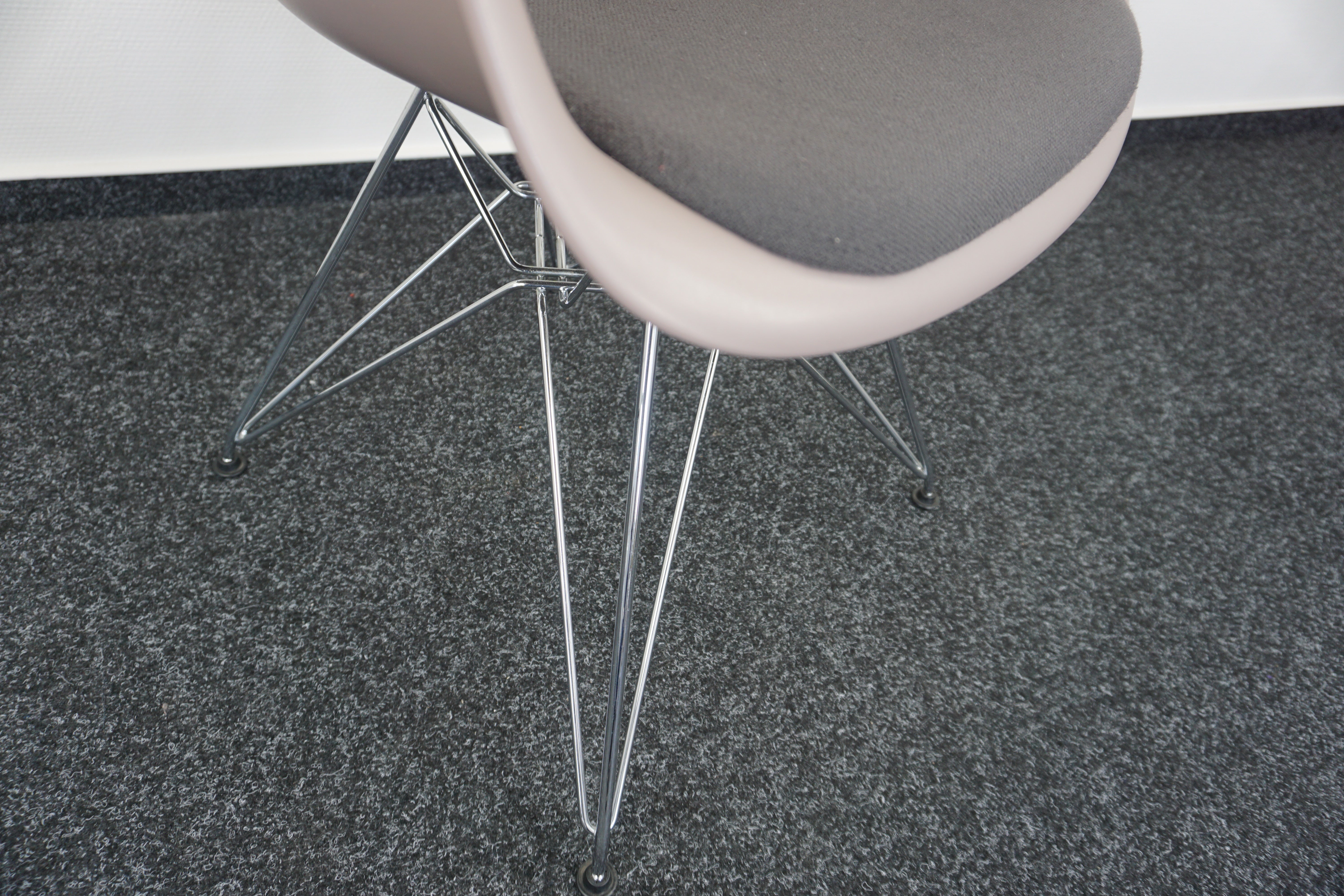 Vitra Eames Armchair DAR Designstuhl Grau Fußgestell