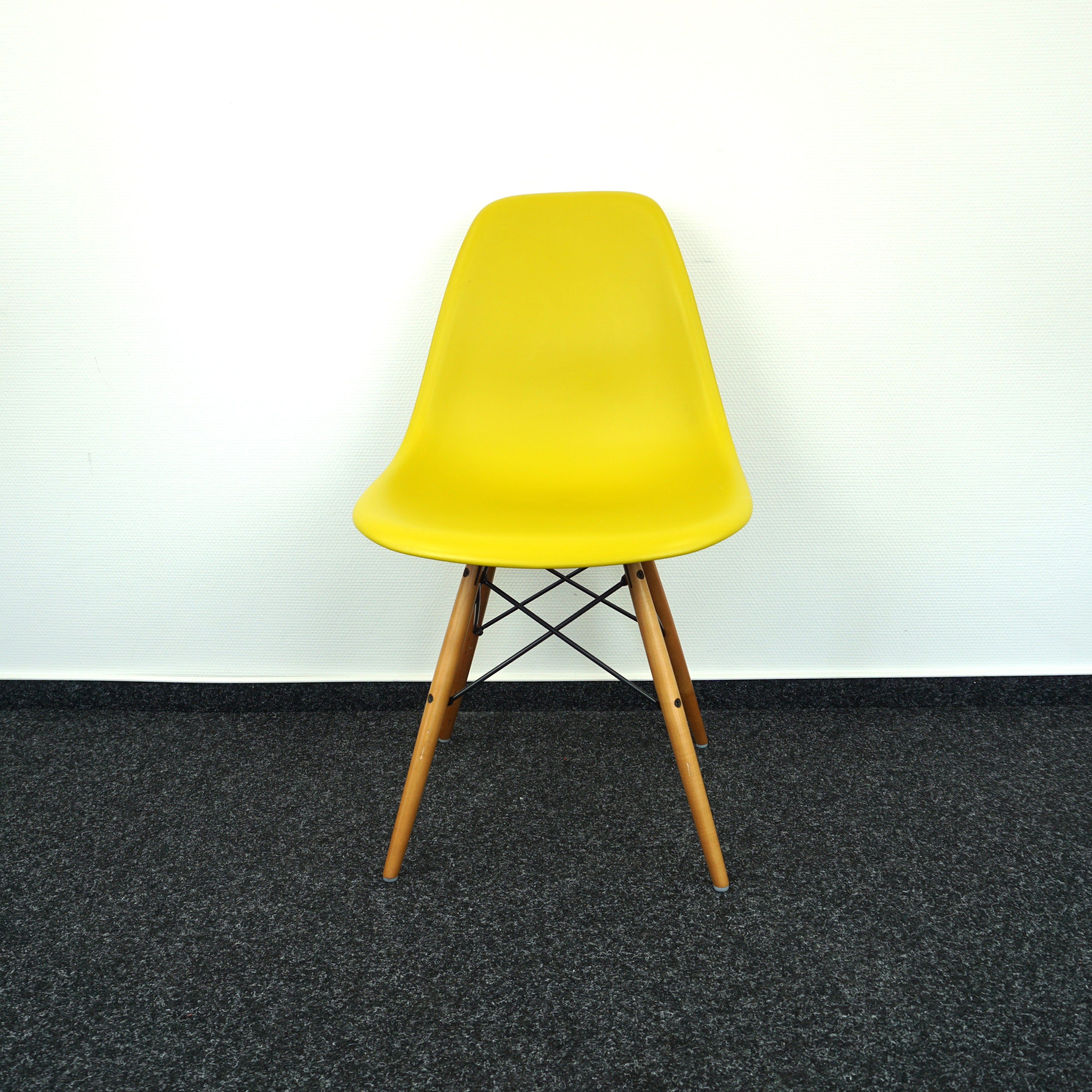 Vitra Eames DSW Designstuhl Gelb Vorderseite