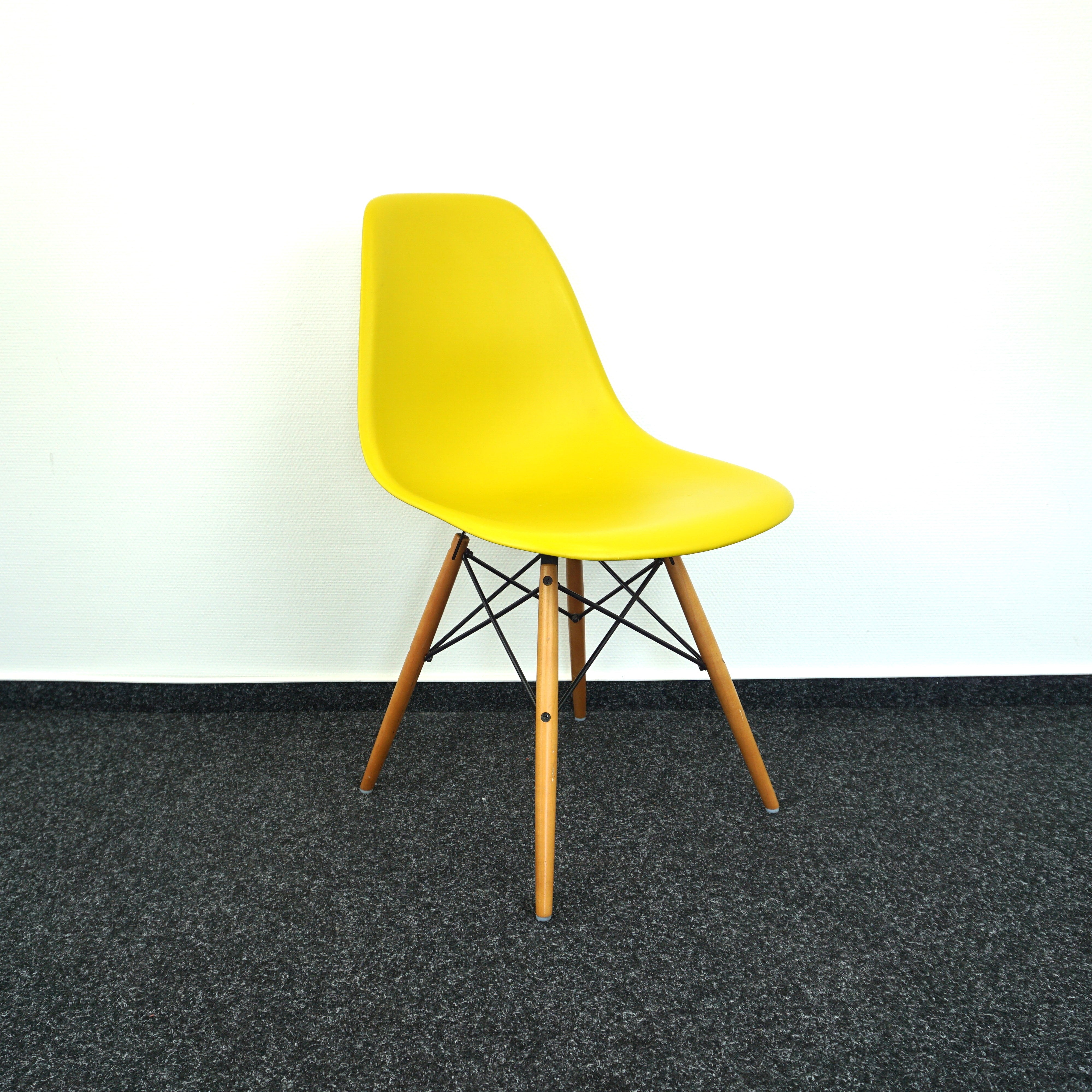 Vitra Eames DSW Designstuhl Gelb Seitenansicht