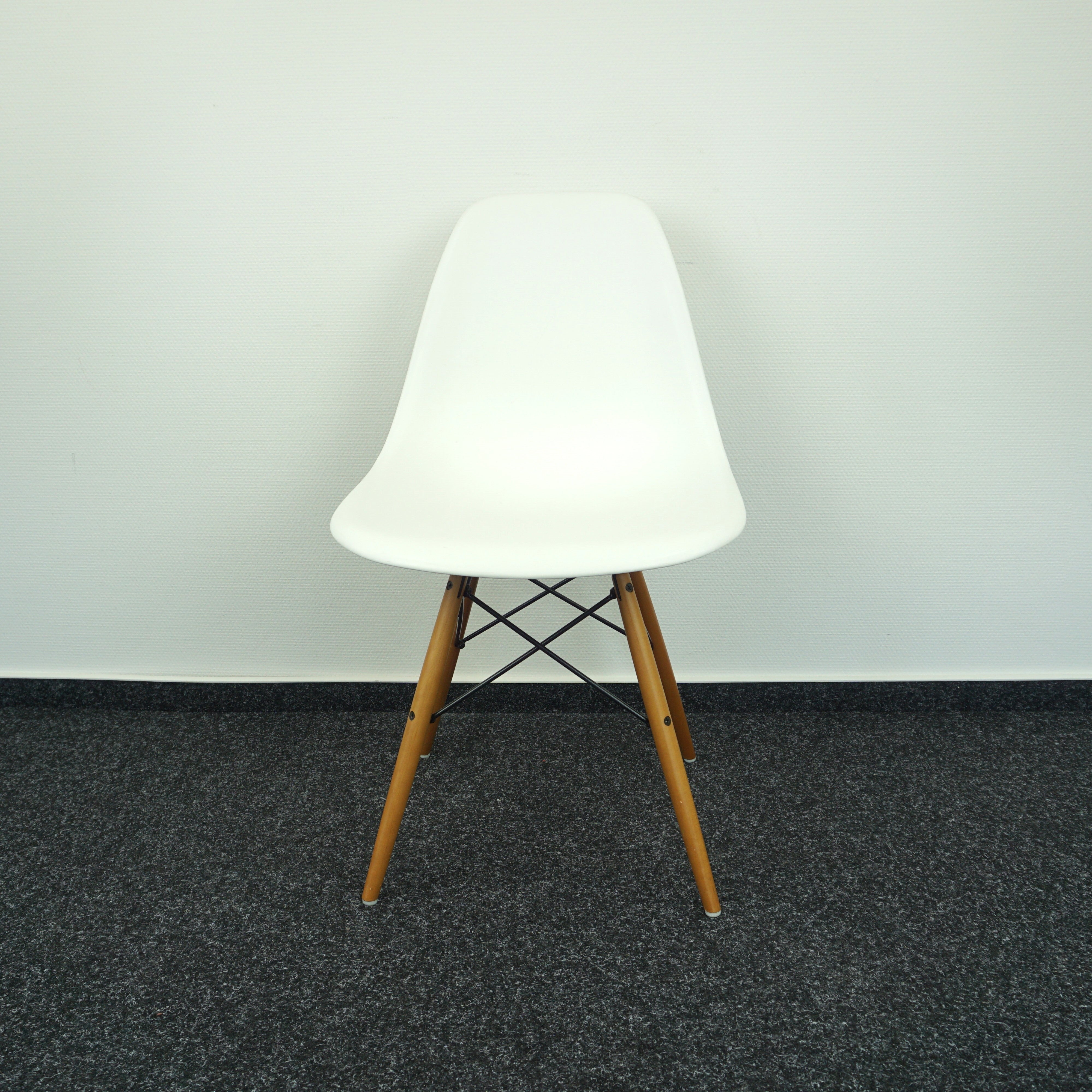 Vitra Eames DSW Designstuhl Weiß Vorderansicht