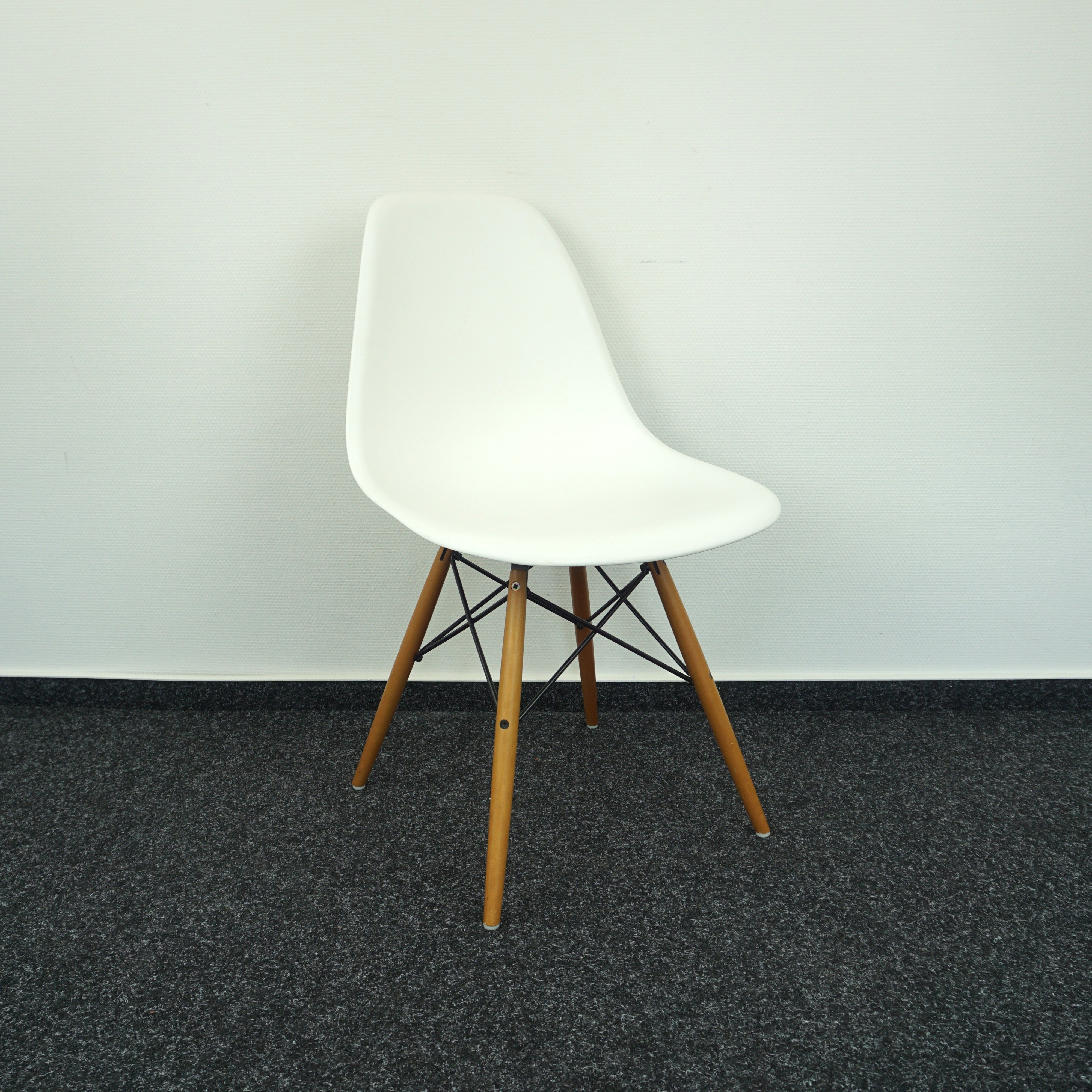 Vitra Eames DSW Designstuhl Weiß Seitenansicht