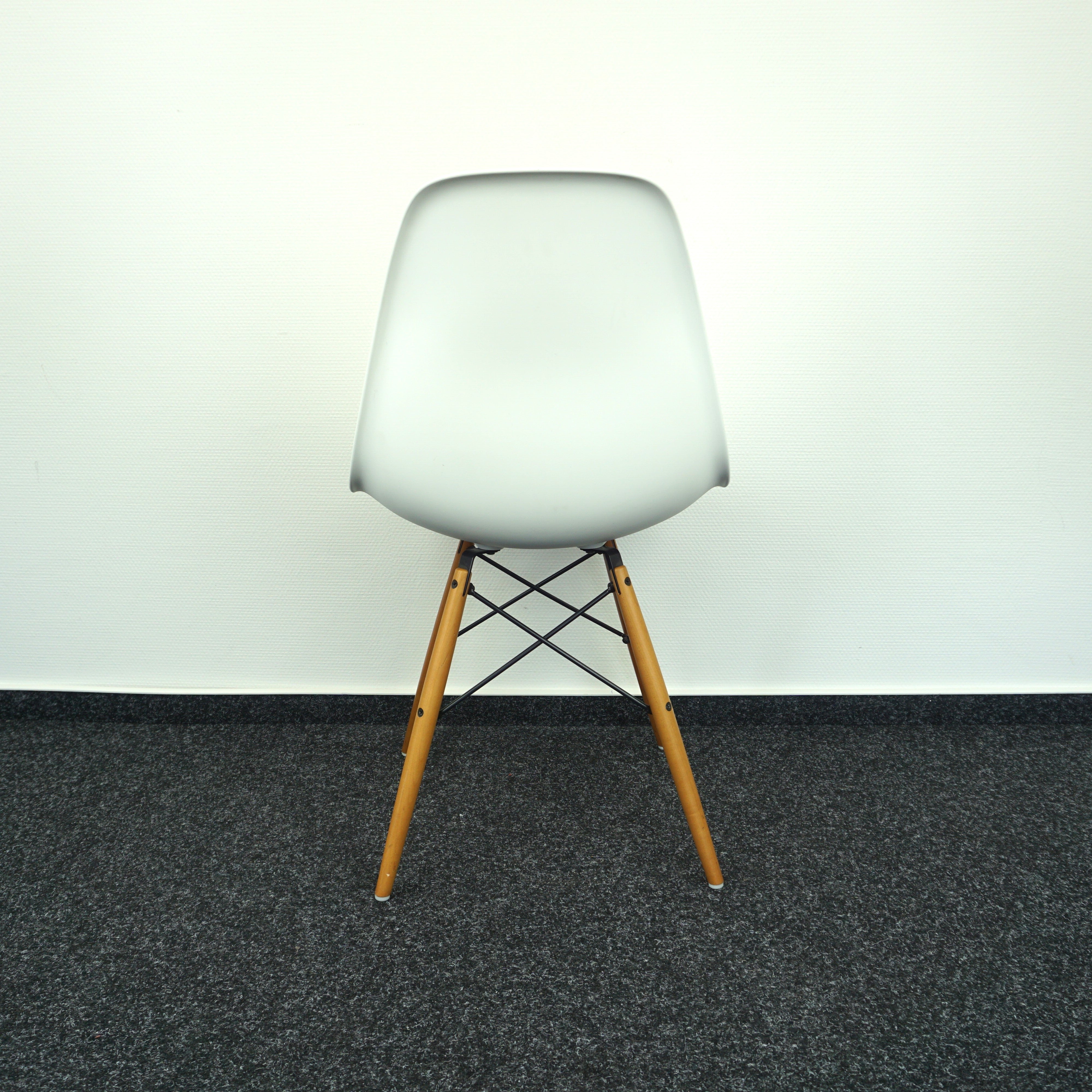 Vitra Eames DSW Designstuhl Weiß Rückansicht