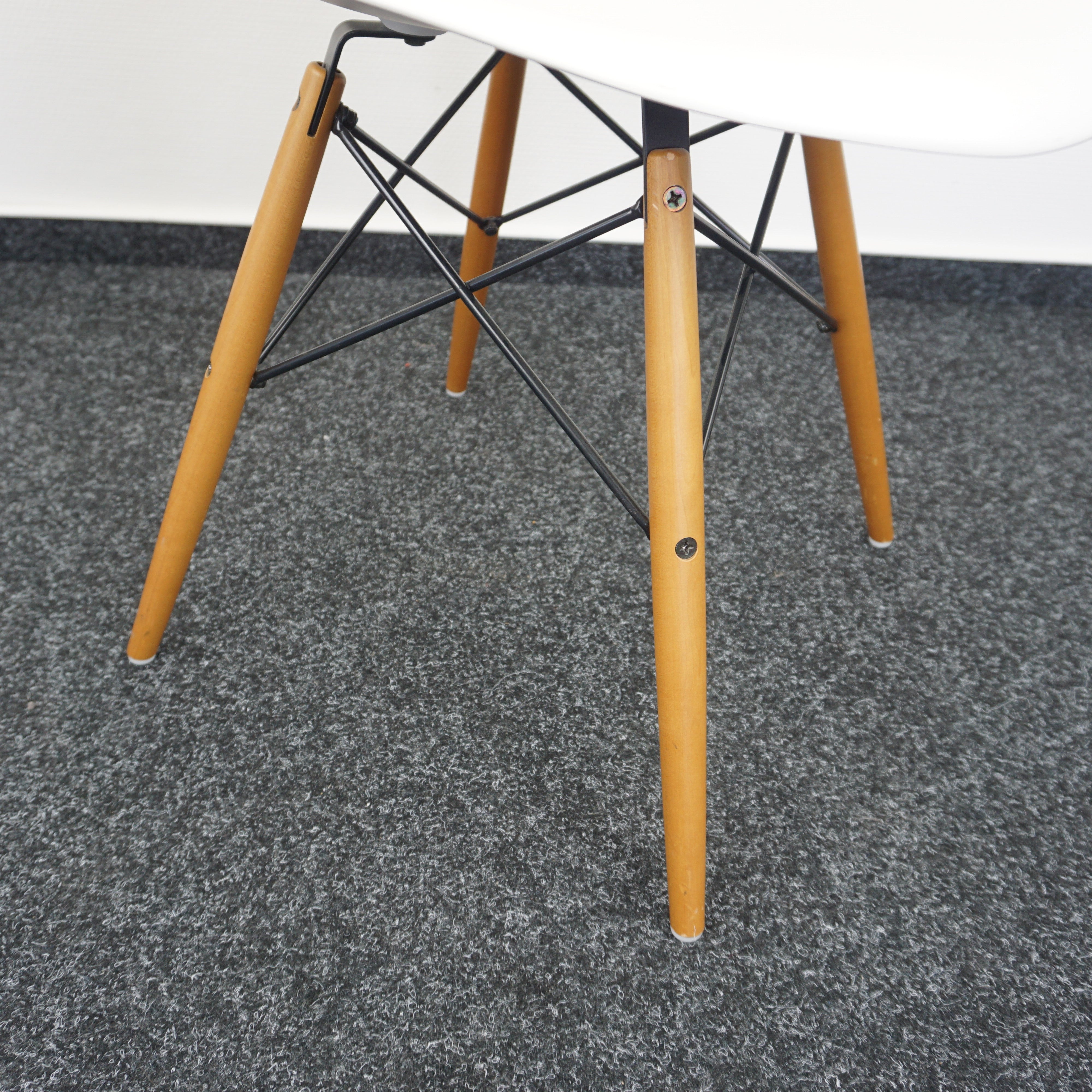 Vitra Eames DSW Designstuhl Weiß Fußgestell