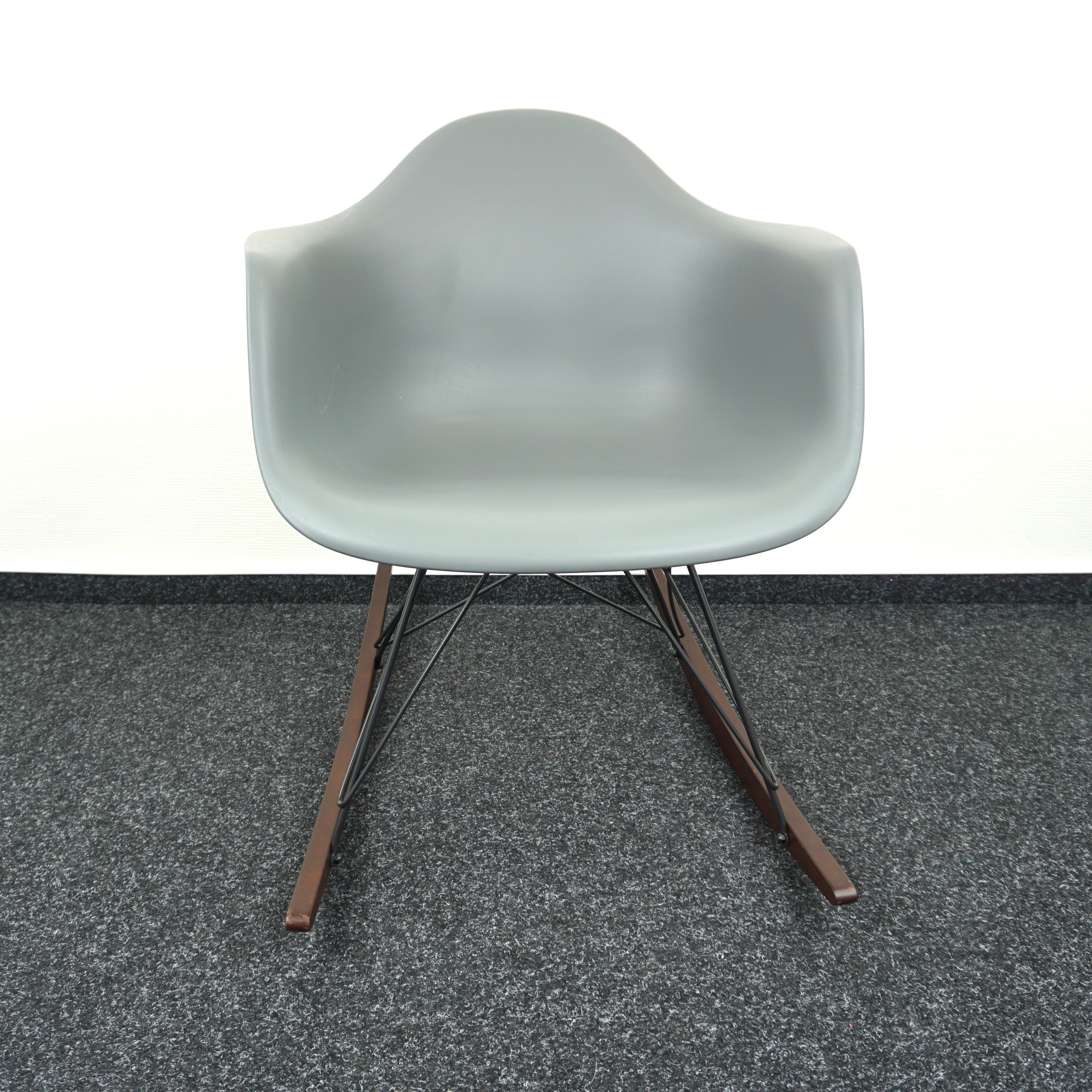 Vitra Eames Plastic Armchair RAR Design Schaukelstuhl Grau Vorderansicht