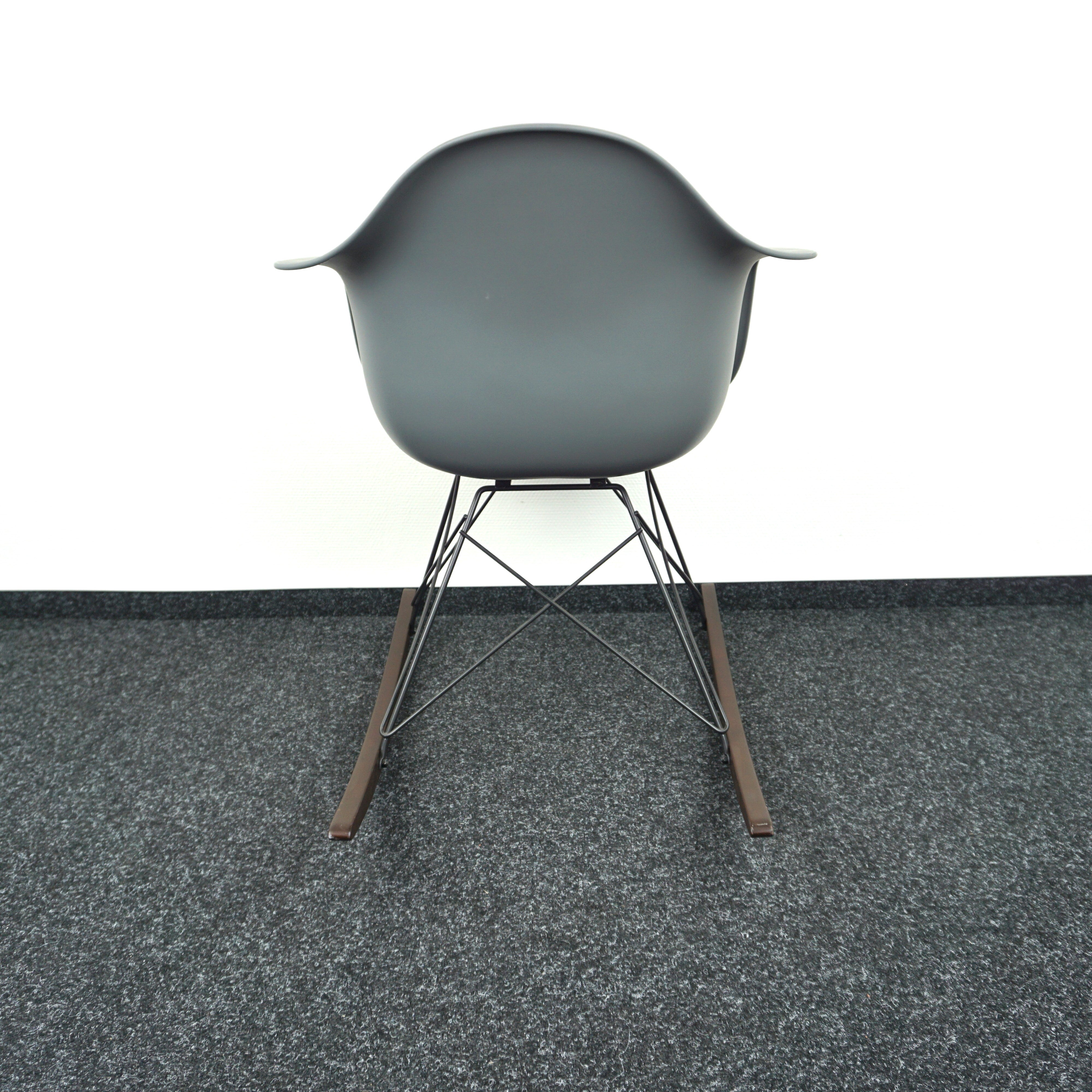 Vitra Eames Plastic Armchair RAR Design Schaukelstuhl Grau Rückansicht