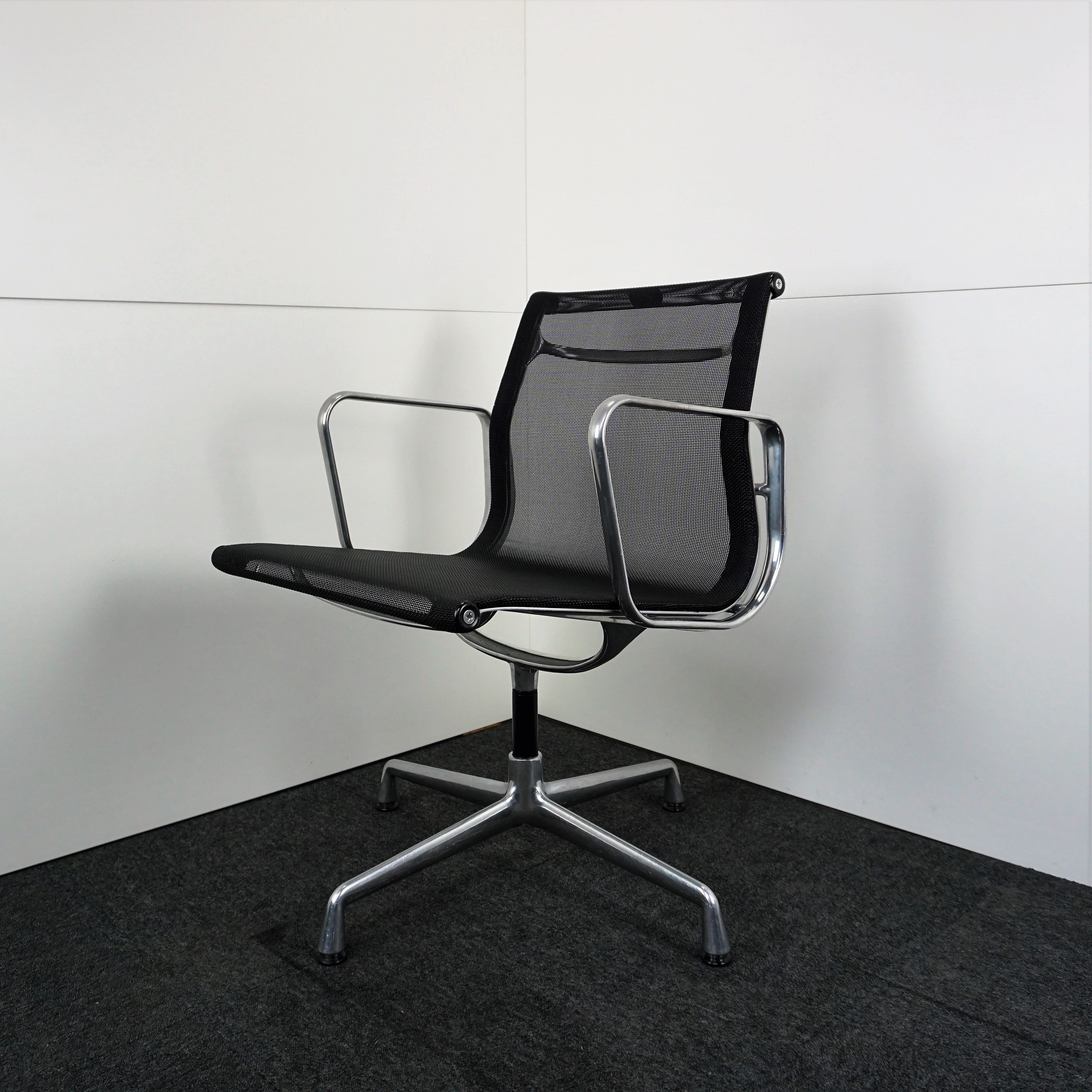 Vitra EA 108 Designstuhl Schwarz