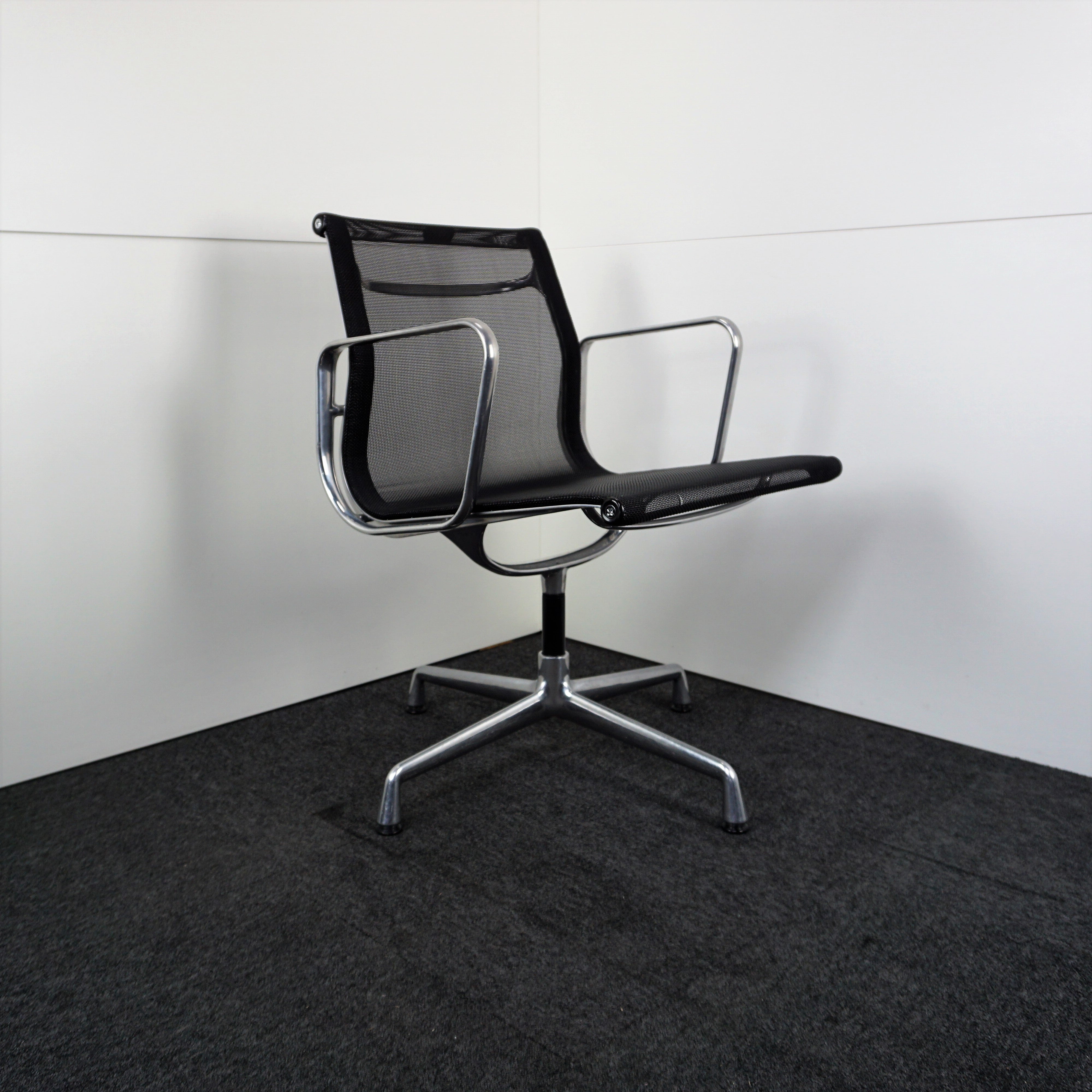 Vitra EA 108 Designstuhl Schwarz Netzgewebe Seitenansicht