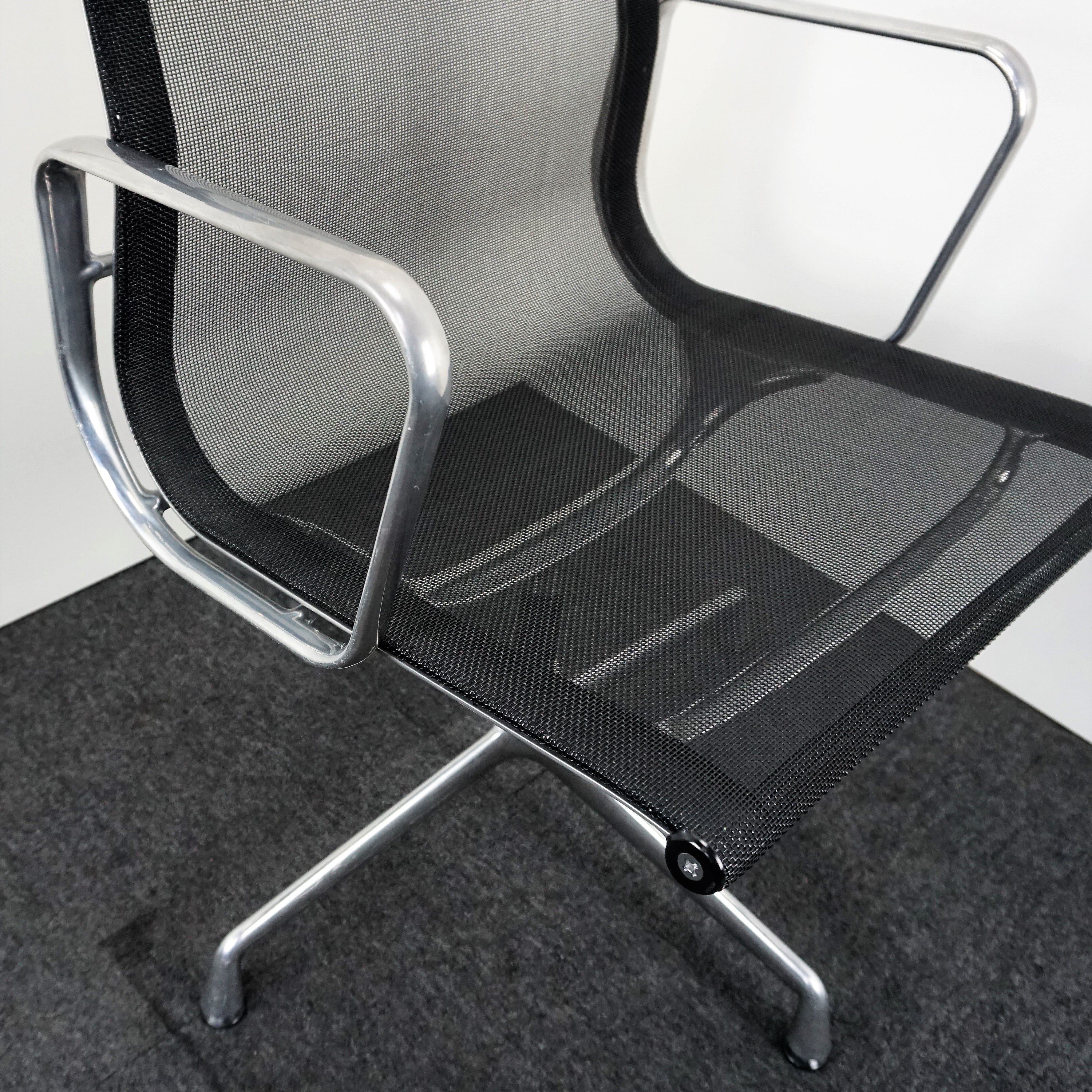 Vitra EA 108 Designstuhl Schwarz Netzgewebe Sitz