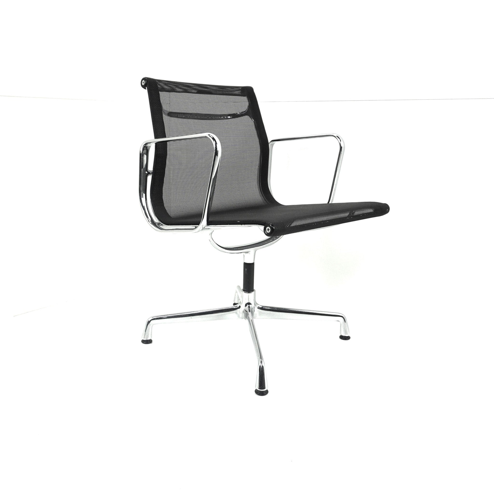 Vitra EA 108 Designstuhl Schwarz Netzgewebe Seitenansicht