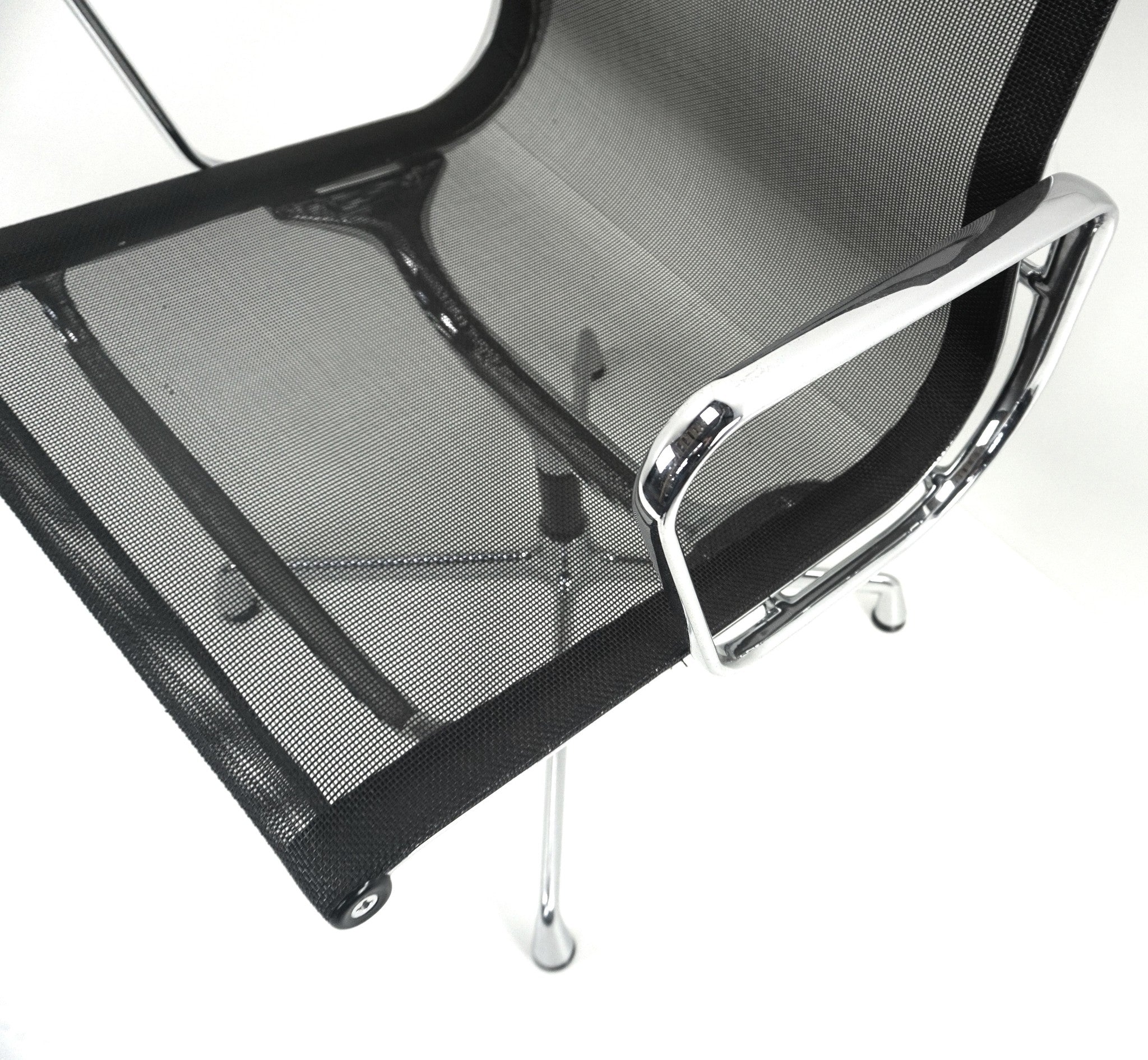 Vitra EA 108 Designstuhl Schwarz Netzgewebe Sitz